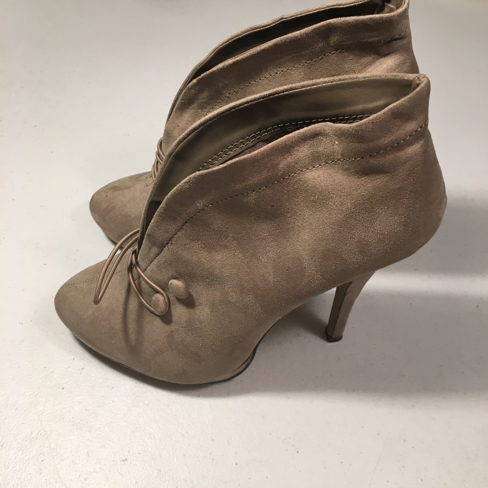 Apt 9 Booties Size 9M button